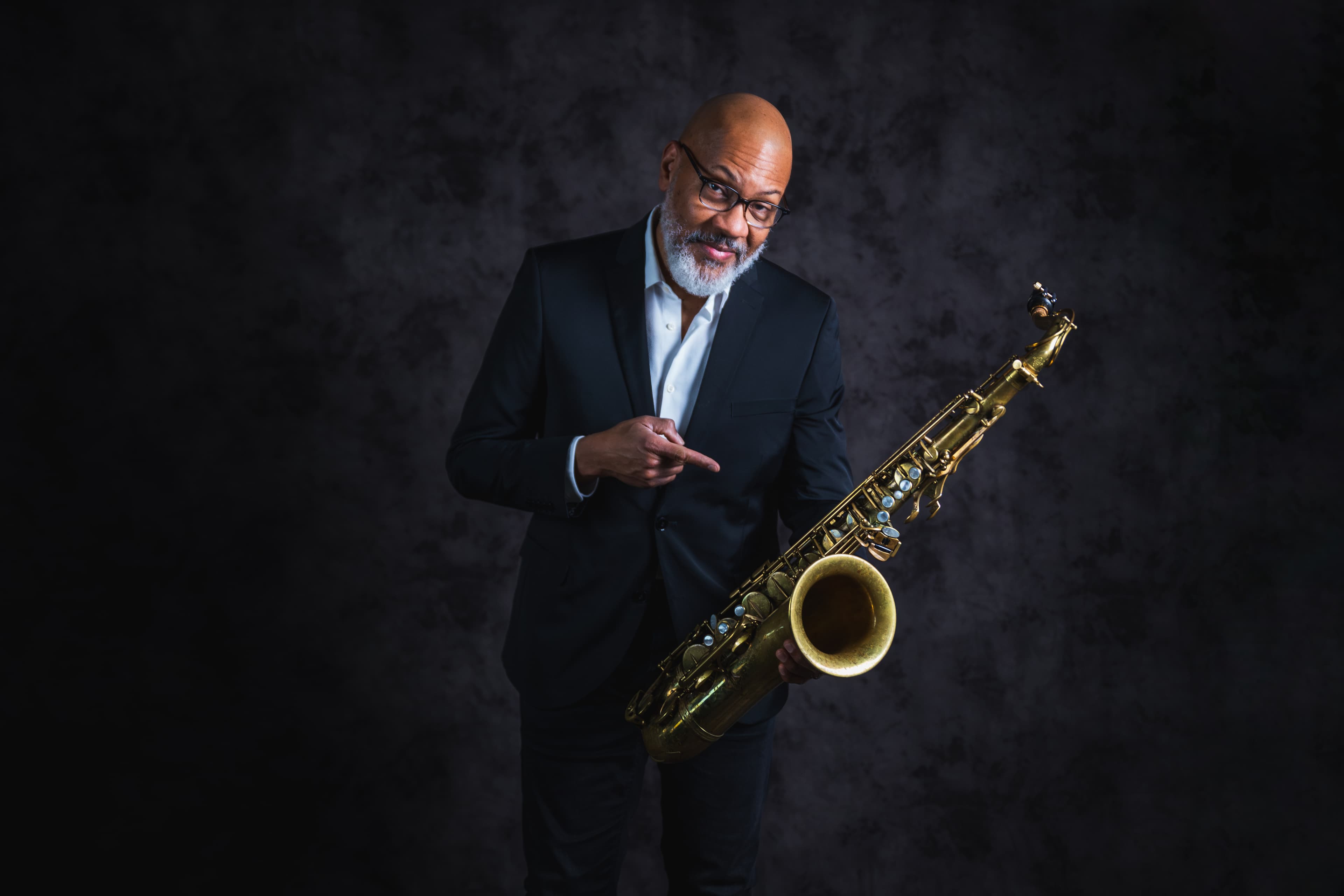 Delbert Bernabela met saxofoon